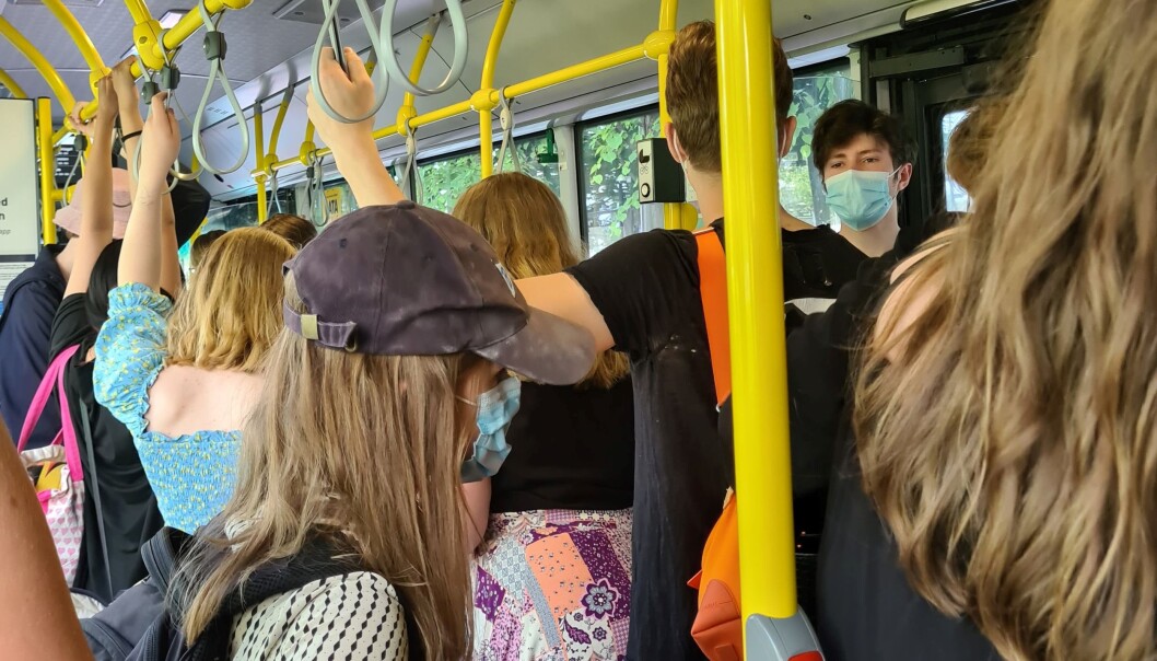 På 81-bussen utover langs Bunnefjorden kunne VårtOslos fotograf slå fast at folk har munnbind. Men avstanden var det verre med. På 81-bussen utover langs Bunnefjorden kunne VårtOslos fotograf slå fast at folk har munnbind. Men avstanden var det verre med.