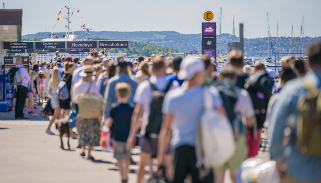 Lange køer på Rådhuskaia er blitt vanlig på fine sommerdager. Under korona har øyfergene en maksgrense på 100 passasjerer per avgang. Lange køer på Rådhuskaia er blitt vanlig på fine sommerdager. Under korona har øyfergene en maksgrense på 100 passasjerer per avgang.