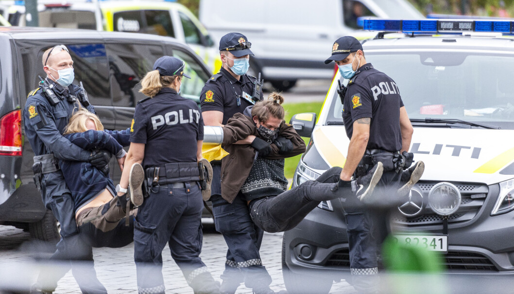 Extinction Rebellion-aksjonister innbringes av politiet under en aksjon i 2020. Extinction Rebellion-aksjonister innbringes av politiet under en aksjon i 2020.