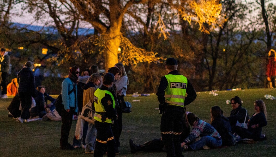 Politipatruljer rapporterer at det var god stemning i parken på St. Hanshaugen ved midnatt lørdag, og at folk etterkom beskjed om å skru ned høy musikk. Politipatruljer rapporterer at det var god stemning i parken på St. Hanshaugen ved midnatt lørdag, og at folk etterkom beskjed om å skru ned høy musikk.