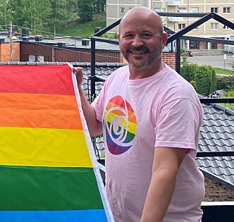 Jon Reidar Øyan klar til å heise Pride-flagget. Jon Reidar Øyan klar til å heise Pride-flagget.