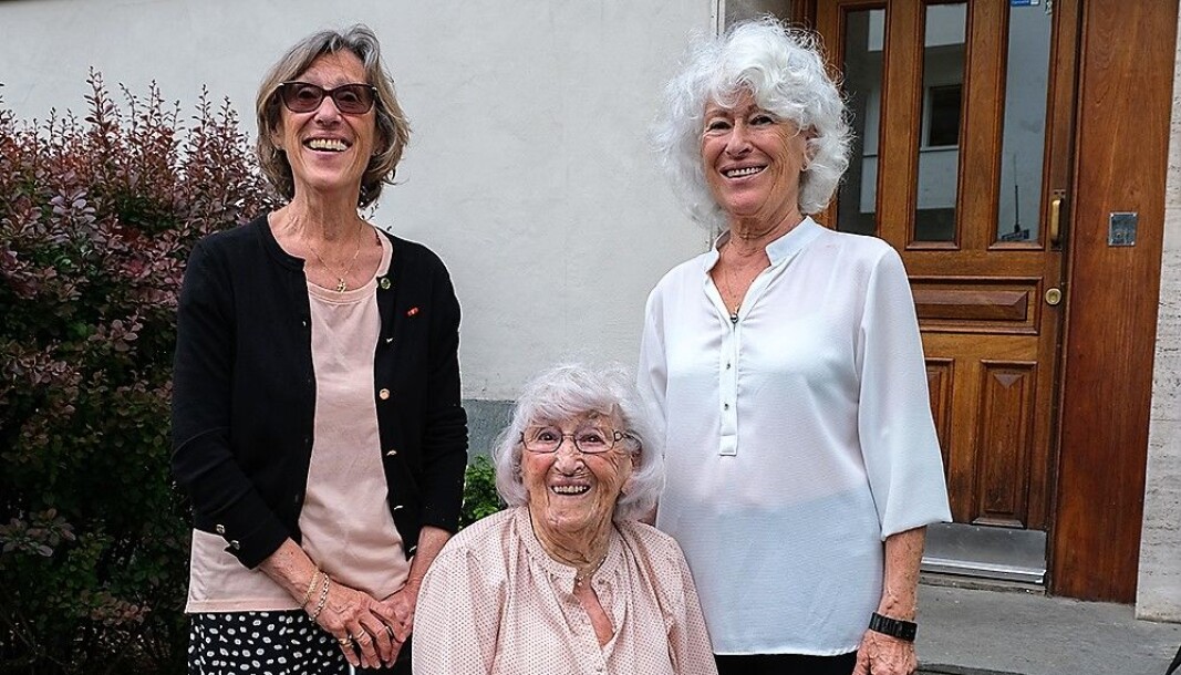 Robert Levins døtre, Sidsel (til venstre) og Mona bak Levins enke Solveig, utenfor Gabels gate 46b Robert Levins døtre, Sidsel (til venstre) og Mona bak Levins enke Solveig, utenfor Gabels gate 46b
