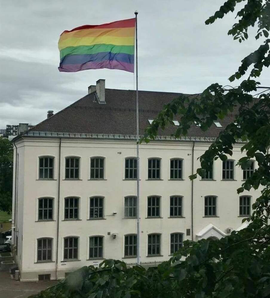 Slik ser det ut når Gamlebyen skole får ha regnbueflagget sitt i fred.