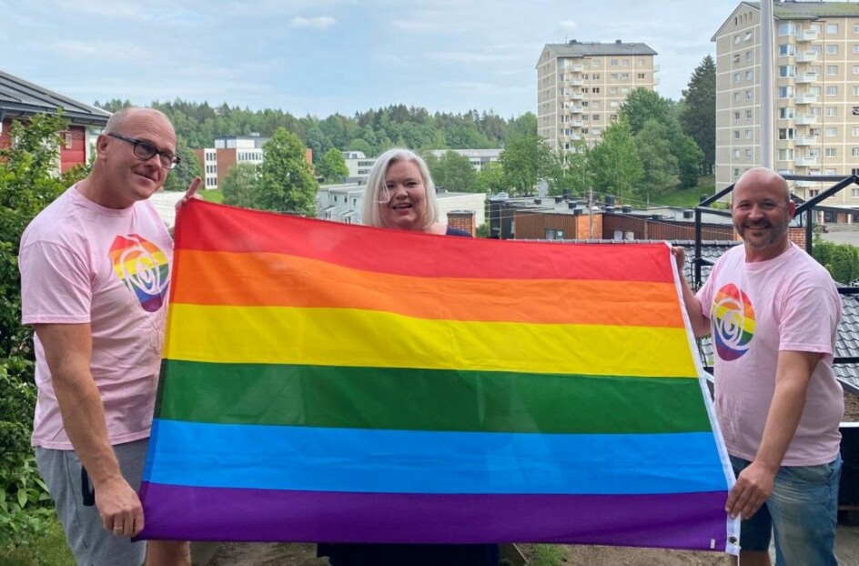 I hagen til Frode Jacobsen (til v.) markerte Bøler skoles rektor Britt Bøymo og leder av Arbeiderpartiets homonettverk, Jon Reidar Øyan, avsky mot hærverk og tyverier av Pride-flagg. Det gjorde de ved å heise sitt eget Pride-flagg.