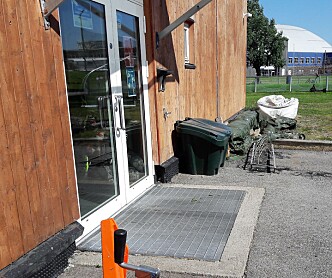 Det er mange farer for en salamander. Denne rista fungerer som en salamanderfelle når dyrene er på vandring Det er mange farer for en salamander. Denne rista fungerer som en salamanderfelle når dyrene er på vandring