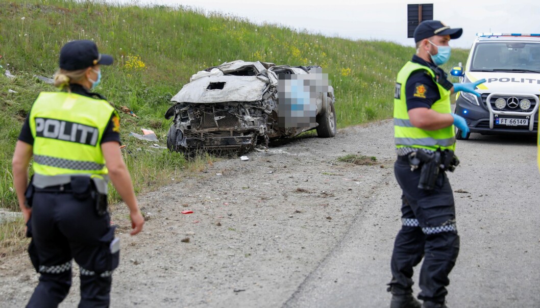 Politiet ved vraket av bilen den drapssiktede mannen i 20-årene svingte i motgående kjøreretning på E6 langs Mjøsa, mellom Morskogen og Espa, ved sekstiden tirsdag morgen. Politiet ved vraket av bilen den drapssiktede mannen i 20-årene svingte i motgående kjøreretning på E6 langs Mjøsa, mellom Morskogen og Espa, ved sekstiden tirsdag morgen.