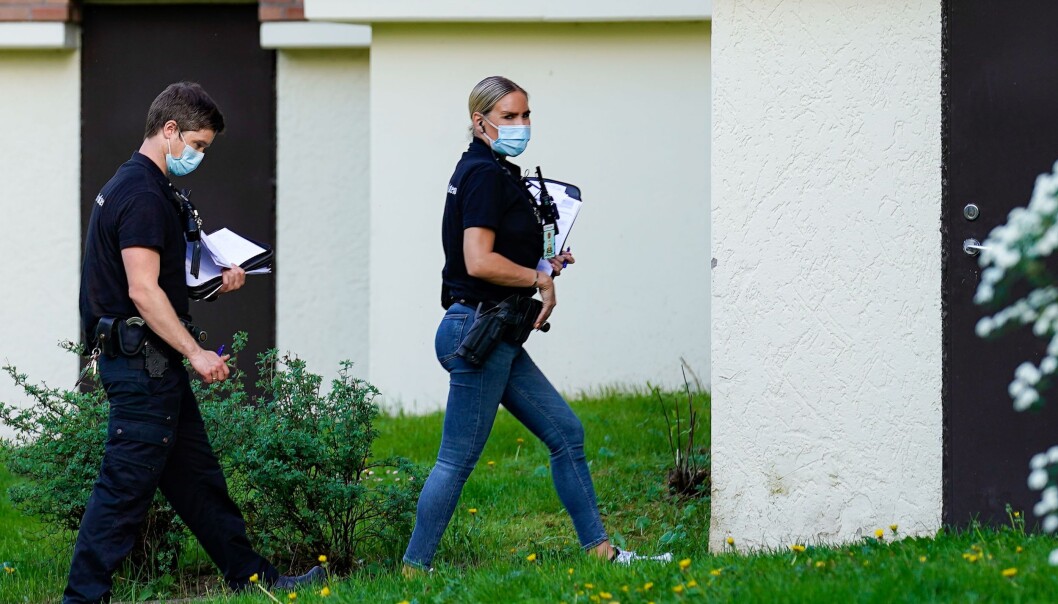 Politiet gjør undersøkelser ved leiligheten på Hellerud der den døde kvinne ble funnet tirsdag morgen. Politiet gjør undersøkelser ved leiligheten på Hellerud der den døde kvinne ble funnet tirsdag morgen.