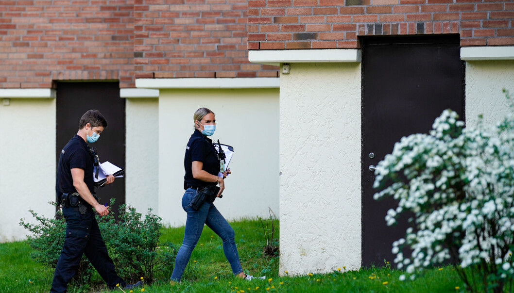 Politiet gjør undersøkelser på Hellerud i Oslo der en kvinne tirsdag ble funnet drept inne i en leilighet. En mann i 20-årene er pågrepet og siktet i saken. Politiet gjør undersøkelser på Hellerud i Oslo der en kvinne tirsdag ble funnet drept inne i en leilighet. En mann i 20-årene er pågrepet og siktet i saken.
