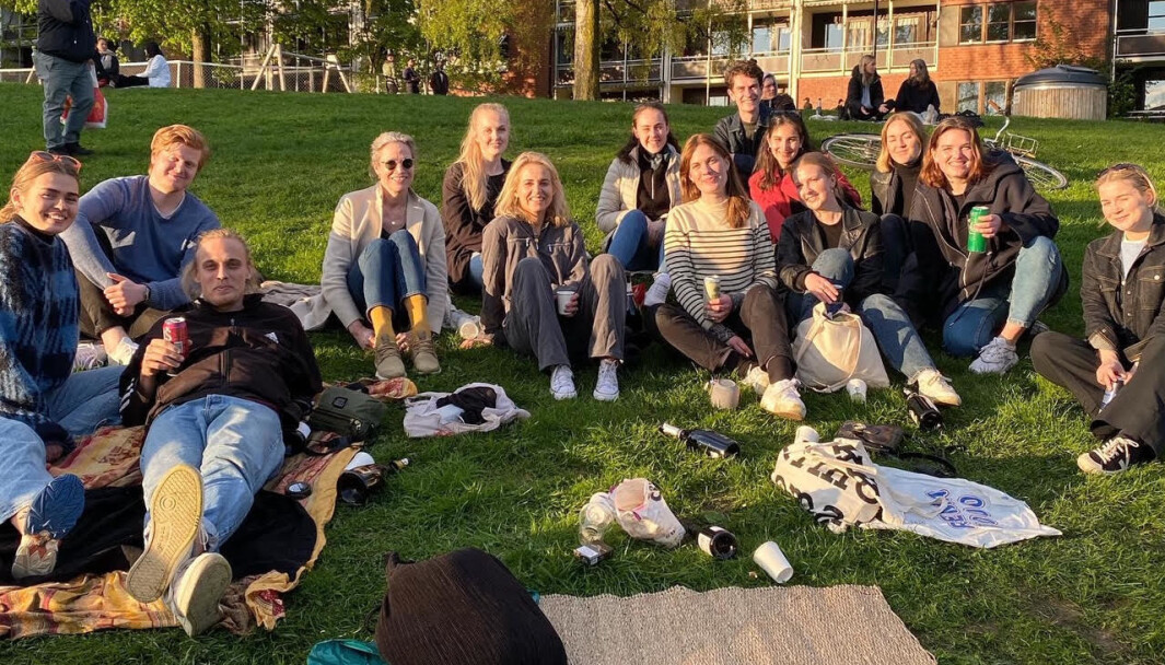 Snart fylles lobbyen i Nationaltheateret av en utstilling med disse studentenes forslag til midlertidig teaterbygning. Lærere, studenter og ansatte ved teateret ønsker velkommen til grupper på 20 av gangen. Snart fylles lobbyen i Nationaltheateret av en utstilling med disse studentenes forslag til midlertidig teaterbygning. Lærere, studenter og ansatte ved teateret ønsker velkommen til grupper på 20 av gangen.