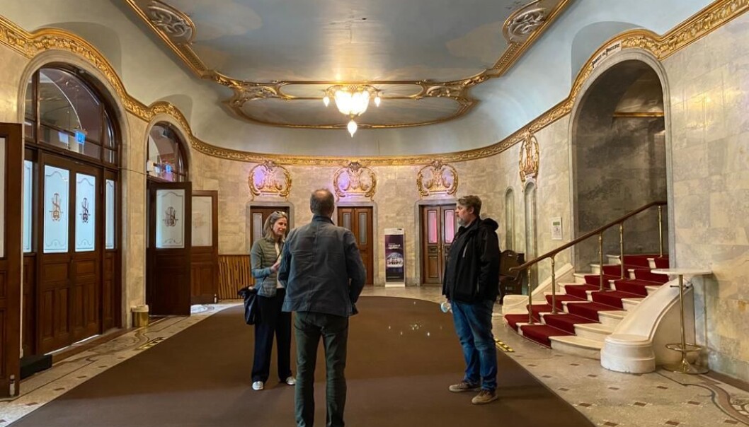 Fagleder Gro Bonesmo på befaring i utstillingslokalene, som er lobbyen på Nationaltheateret. Fagleder Gro Bonesmo på befaring i utstillingslokalene, som er lobbyen på Nationaltheateret.