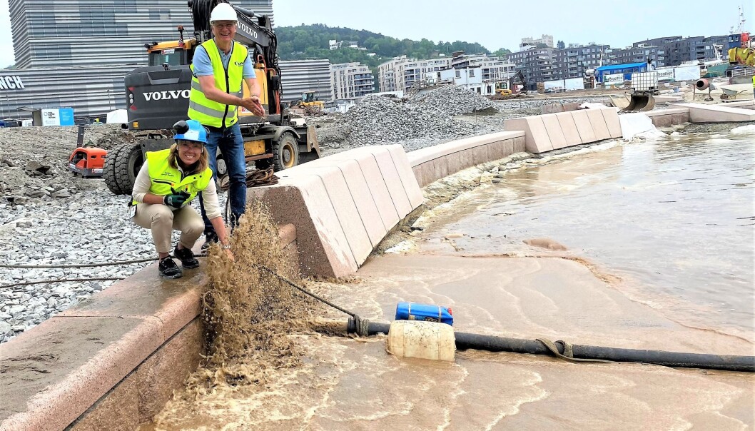 Synnøve Lyssand Sandberg i Oslo S Utvikling og Kjell Kalland i Hav Eiendom, var til stede da 1.700 tonn sand ble sprøytet utover den nye stranda. Synnøve Lyssand Sandberg i Oslo S Utvikling og Kjell Kalland i Hav Eiendom, var til stede da 1.700 tonn sand ble sprøytet utover den nye stranda.