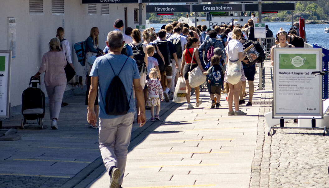 Folk i kø for å komme med båtene som går mellom Aker brygge og øyene i Oslofjorden. Folk i kø for å komme med båtene som går mellom Aker brygge og øyene i Oslofjorden.