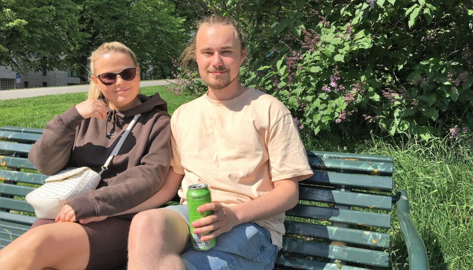 To parkgjester koser seg i den populære nabolagsparken, Stensparken. To parkgjester koser seg i den populære nabolagsparken, Stensparken.