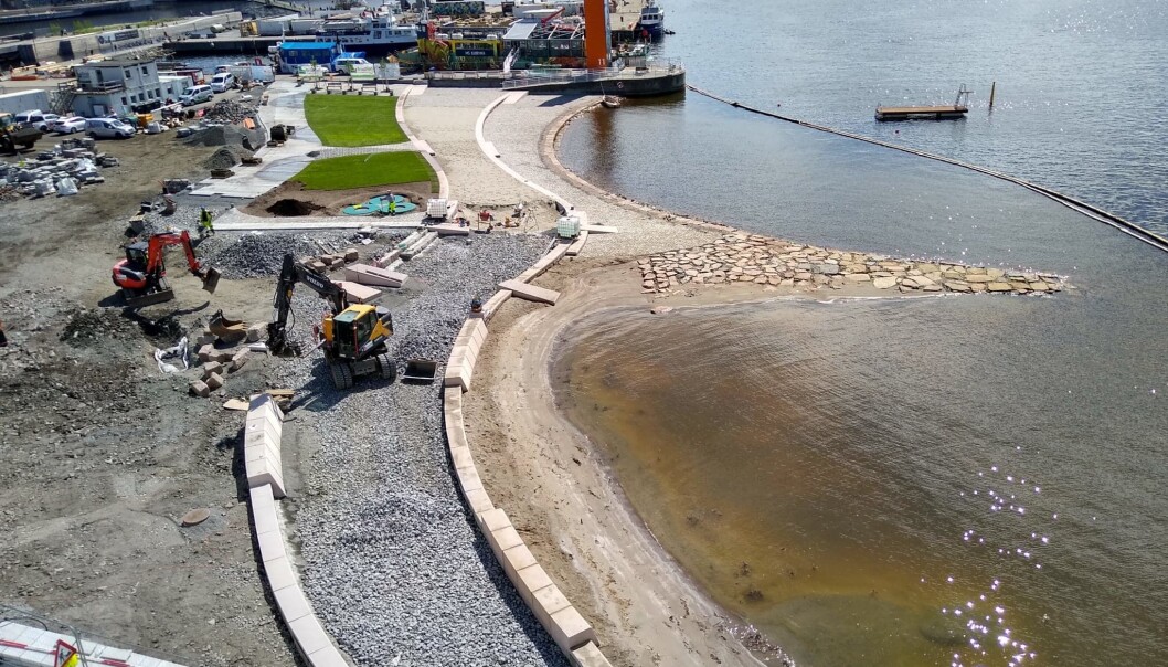 Det begynner å ligne en bystrand utenfor Den norske opera og ballett nå. Det begynner å ligne en bystrand utenfor Den norske opera og ballett nå.