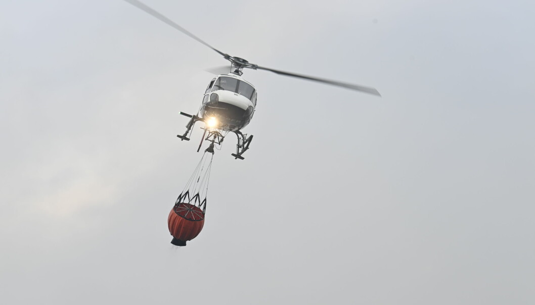 Brannhelikopter er på vei til skogområdet mellom Romsås og Bånkall. Det brenner 3-400 meter fra et boligområde.