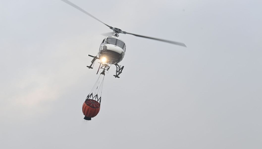 Brannhelikopter er på vei til skogområdet mellom Romsås og Bånkall. Det brenner 3-400 meter fra et boligområde. Brannhelikopter er på vei til skogområdet mellom Romsås og Bånkall. Det brenner 3-400 meter fra et boligområde.