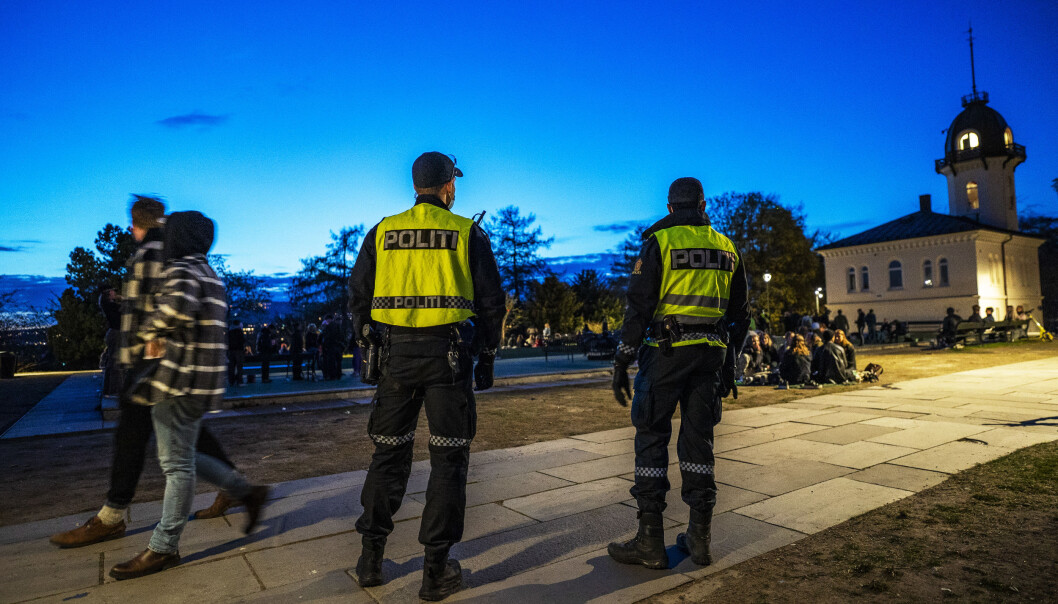 Politiet patruljerer på St. Hanshaugen i Oslo i april. Det samme gjorde de natt til søndag. I Frognerparken var det også mange folk samlet. Foto: Håkon Mosvold Larsen / NTB Politiet patruljerer på St. Hanshaugen i Oslo i april. Det samme gjorde de natt til søndag. I Frognerparken var det også mange folk samlet. Foto: Håkon Mosvold Larsen / NTB