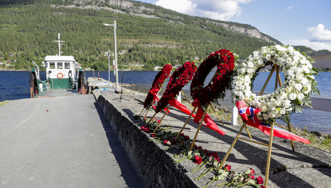 Utøya 20200722. Blomsterkranser på Utøyakaia under Ni-årsmarkering for terrorangrepet på Utøya 22. juli 2011.Foto: Berit Roald / NTB Utøya 20200722. Blomsterkranser på Utøyakaia under Ni-årsmarkering for terrorangrepet på Utøya 22. juli 2011.Foto: Berit Roald / NTB