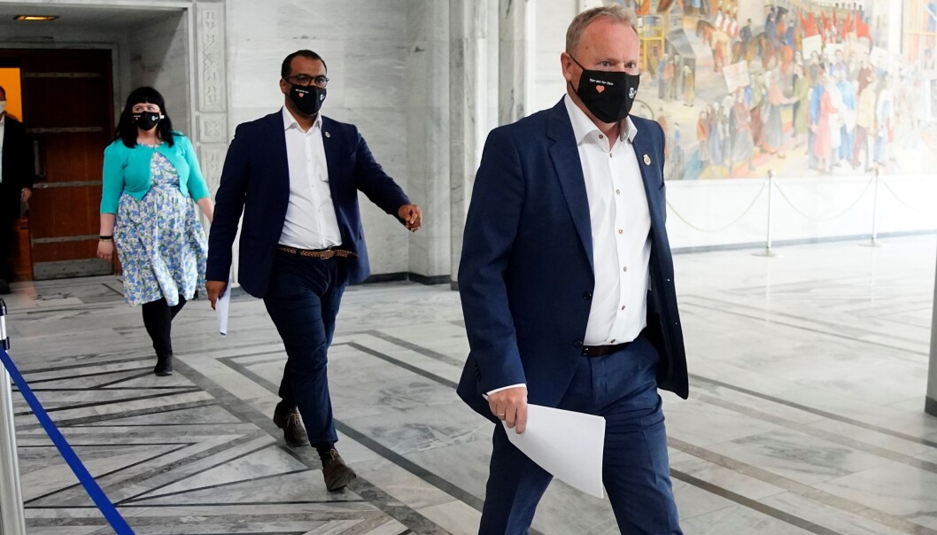 — Vi åpner opp mens smitten går ned. Men det betyr ikke at alle regler blir borte over natta, sier Raymond Johansen. Her fulgt av kulturbyråd Omar Samy Gamal (SV) og næringsbyråd Victoria Marie Evensen (Ap) inn til pressekonferanse i Oslo rådhus. — Vi åpner opp mens smitten går ned. Men det betyr ikke at alle regler blir borte over natta, sier Raymond Johansen. Her fulgt av kulturbyråd Omar Samy Gamal (SV) og næringsbyråd Victoria Marie Evensen (Ap) inn til pressekonferanse i Oslo rådhus.