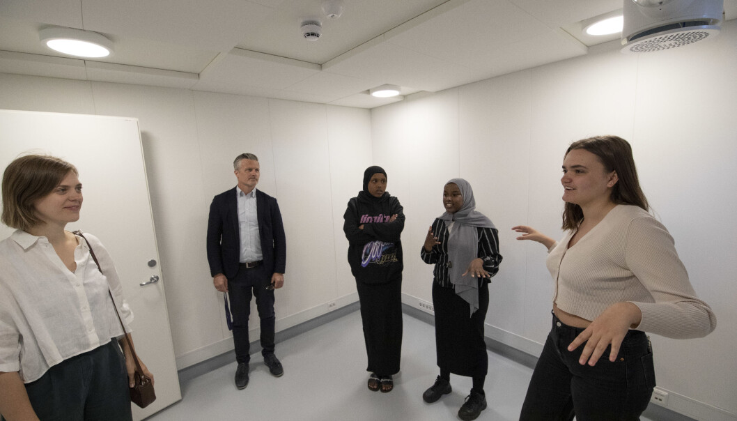 Katarina Lyng (til høyre) forklarer bydelsutvalgsleder i bydel St Hanshaugen, Ingrid Fjellberg (MDG) og bydelsdirektør Martin Veland om hva ungdommen har tenkt å bruke de forskjellige rommene til. Katarina Lyng (til høyre) forklarer bydelsutvalgsleder i bydel St Hanshaugen, Ingrid Fjellberg (MDG) og bydelsdirektør Martin Veland om hva ungdommen har tenkt å bruke de forskjellige rommene til.
