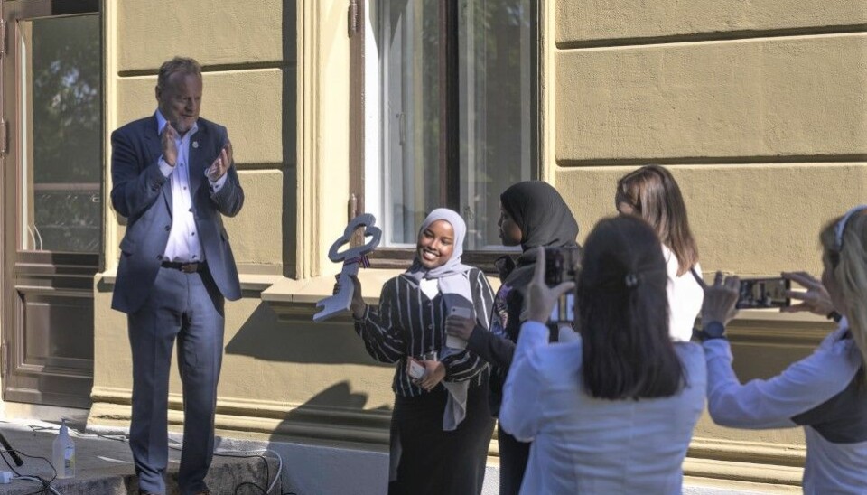 Byrådsleder Raymond Johansen sto for nøkkeloverrekkelsen. Aicha Ali (15) jubler over at ungdommene endelig har sitt eget hus i Stensparken.