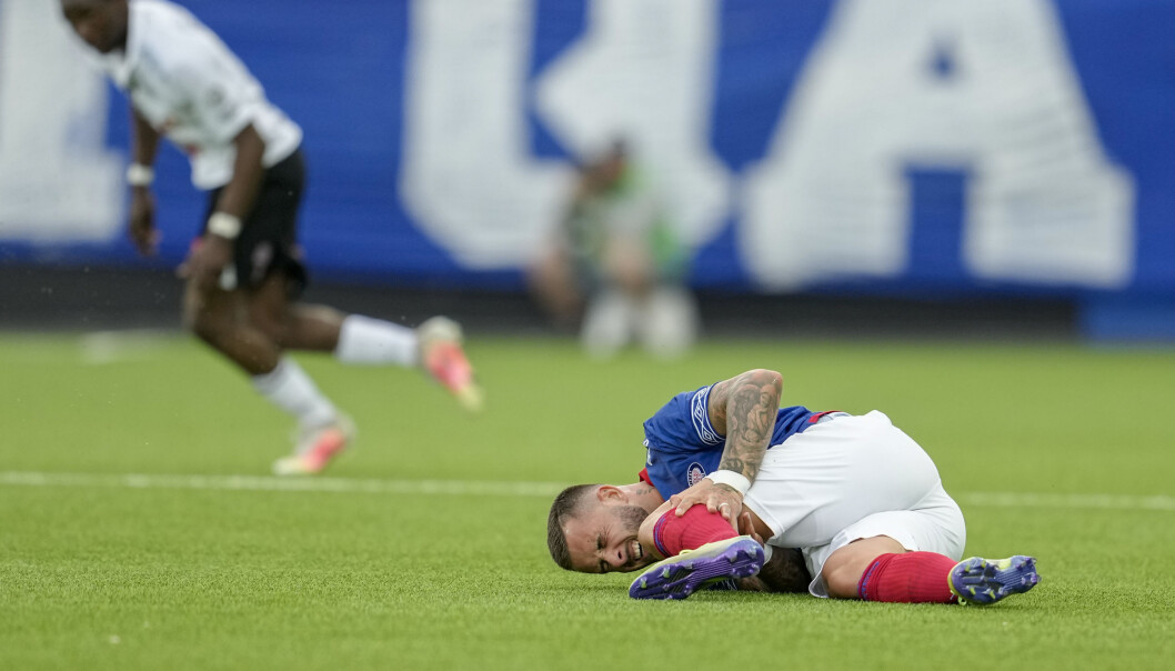 VIFs Aron Dønnum ligger nede etter en duell med Odds John Kitolano under eliteseriekampen i fotball mellom Vålerenga og Odd på Intility Arena. Foto: Fredrik Hagen / NTB VIFs Aron Dønnum ligger nede etter en duell med Odds John Kitolano under eliteseriekampen i fotball mellom Vålerenga og Odd på Intility Arena. Foto: Fredrik Hagen / NTB