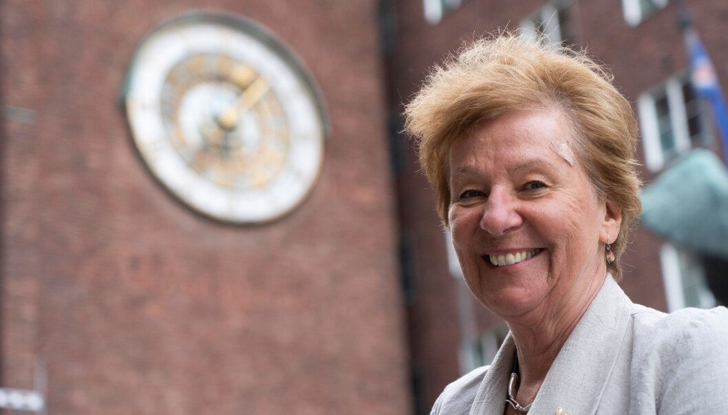 Ordfører Marianne Borgen (SV) på vei inn i Rådhuset via Borggårds-inngangen. I dag skal hun snakke med alle bystyrets 11 gruppeledere. Ordfører Marianne Borgen (SV) på vei inn i Rådhuset via Borggårds-inngangen. I dag skal hun snakke med alle bystyrets 11 gruppeledere.