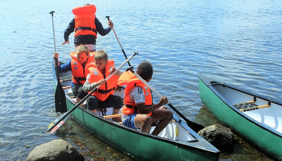 Tradisjonelle ferieaktiviteter står i fokus når barn og unge gjester feriekolonen i Tønsbergfjorden.