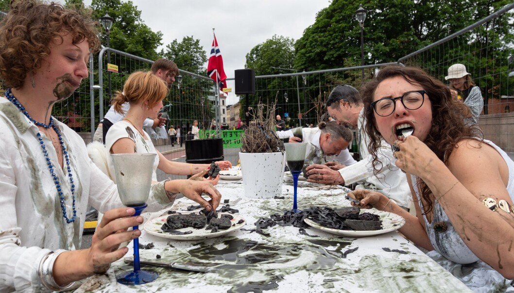 Extinction Rebellion på Ankerbrua søndag. Organisasjonen er kjent for ikke-voldelige aksjoner som er en blanding av performance og gateteater. Extinction Rebellion på Ankerbrua søndag. Organisasjonen er kjent for ikke-voldelige aksjoner som er en blanding av performance og gateteater.