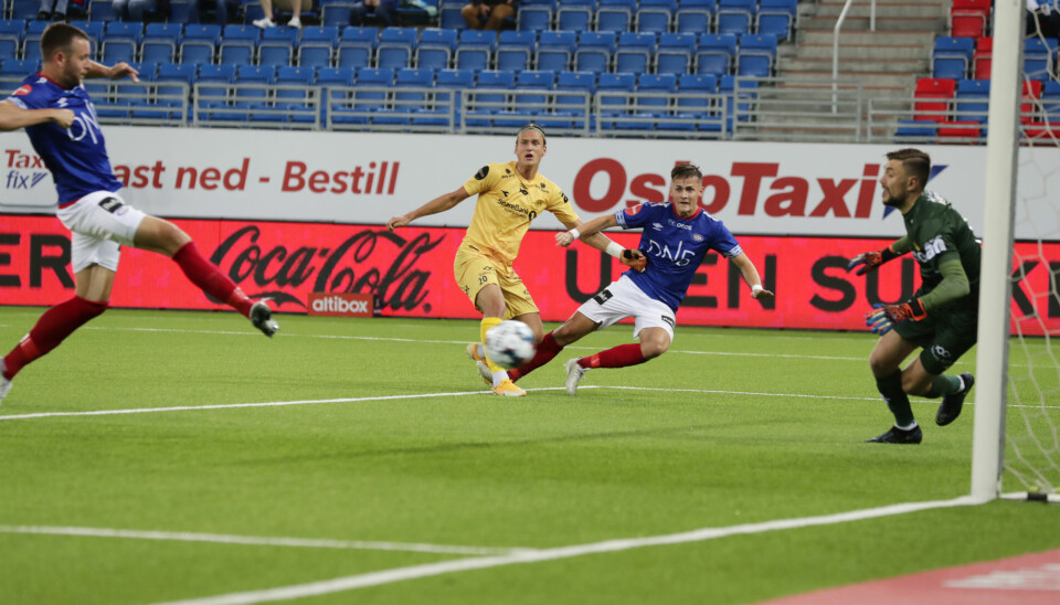 Vålerengas Jonatan Tollås Nation (til h.) scorer på Bodø/Glimts keeper Nikita Haikin.