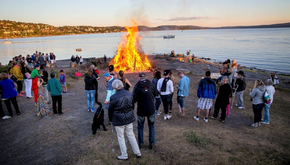 Tradisjonelt samles folk langs vannkanten for sankthansfeiringen. Her fra en tidligere feiring på Ulvøya.