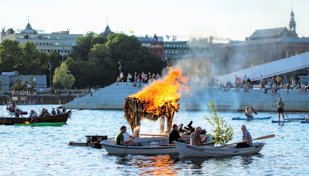 Også i år inviterer Oslo badstuforening til sankthansbål utenfor Sukkerbiten i Bjørvika. Også i år inviterer Oslo badstuforening til sankthansbål utenfor Sukkerbiten i Bjørvika.