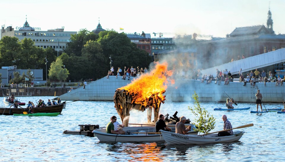 Også i år inviterer Oslo badstuforening til sankthansbål utenfor Sukkerbiten i Bjørvika.
