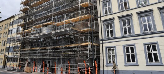 Fasadeflisene på moskéen i Åkebergveien falt av. Nå er endelig restaurering av praktbygget i gang Fasadeflisene på moskéen i Åkebergveien falt av. Nå er endelig restaurering av praktbygget i gang