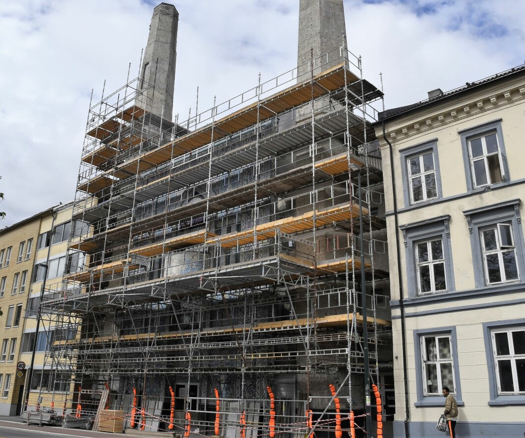 Rehabiliteringsarbeidene på fasaden ved den blå moské i Åkebergveien har nå startet.