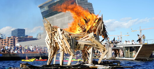 Sankthans-feiring i Bjørvika: En hest laget av gjenbruksmaterialer gikk opp i røyk Sankthans-feiring i Bjørvika: En hest laget av gjenbruksmaterialer gikk opp i røyk