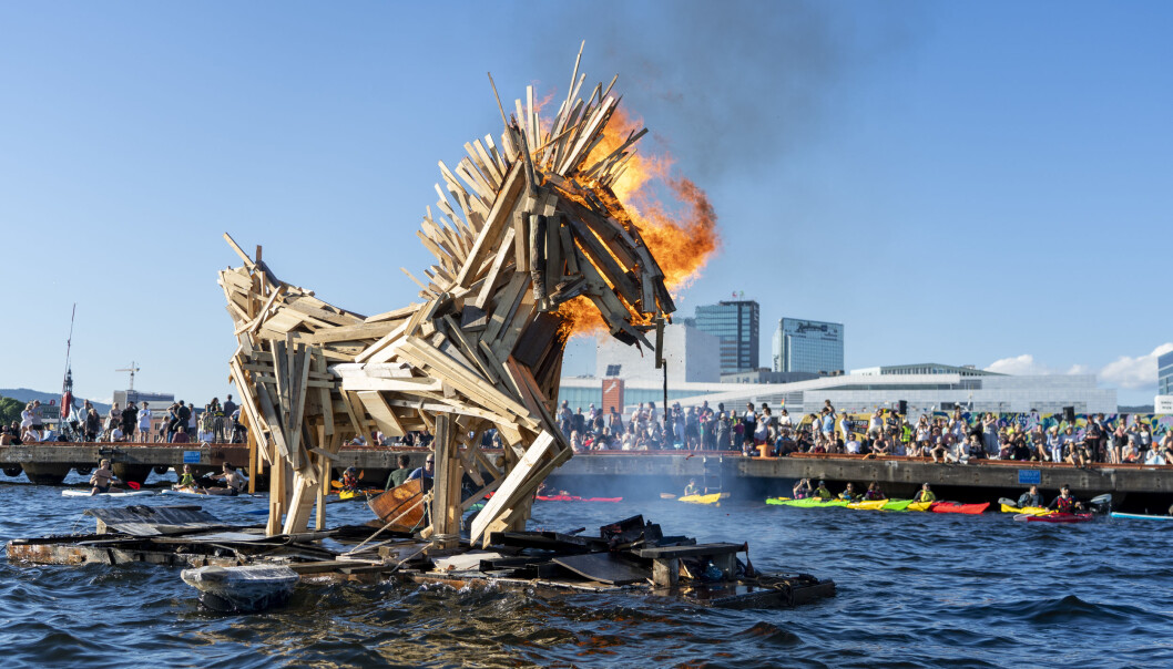 Den store sankthanshesten gjorde sankthansfesten spektakulær. Mange hadde møtt fram for å se hesten, som er laget av gjenbruksmaterialer, gå opp i røyk. Foto: Terje Pedersen / NTB Den store sankthanshesten gjorde sankthansfesten spektakulær. Mange hadde møtt fram for å se hesten, som er laget av gjenbruksmaterialer, gå opp i røyk. Foto: Terje Pedersen / NTB