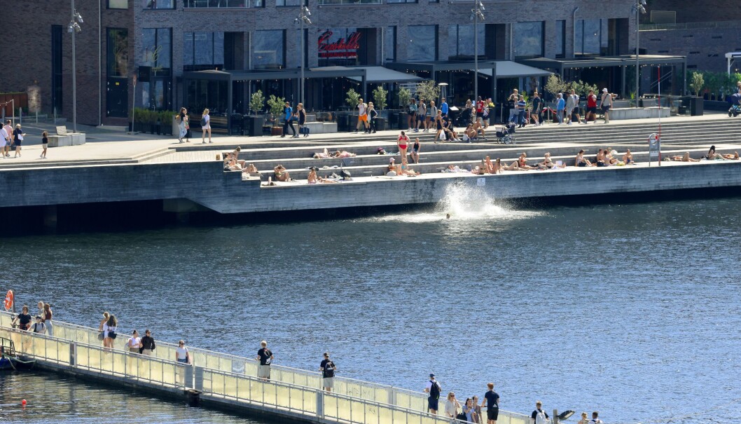 Folk nøt sola i Oslo denne uka, her fra Sørenga. Det ble registrert 29 nye smittetilfeller i hovedstaden onsdag. Folk nøt sola i Oslo denne uka, her fra Sørenga. Det ble registrert 29 nye smittetilfeller i hovedstaden onsdag.