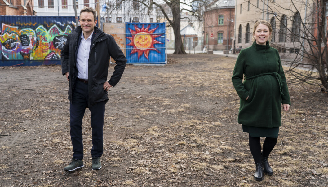 Miljøpartiet De Grønne får 6,7 prosent oppslutning på Aftenpostens siste stortingsmåling for Oslo. Men om de skulle stemt ved kommunevalg, oppgir nesten dobbelt så mange – 13,1 prosent – at de ville stemt på MDG. Her fungerende partileder Arild Hermstad (t.v.) sammen med partileder Une Bastholm, som er i fødselspermisjon. Miljøpartiet De Grønne får 6,7 prosent oppslutning på Aftenpostens siste stortingsmåling for Oslo. Men om de skulle stemt ved kommunevalg, oppgir nesten dobbelt så mange – 13,1 prosent – at de ville stemt på MDG. Her fungerende partileder Arild Hermstad (t.v.) sammen med partileder Une Bastholm, som er i fødselspermisjon.