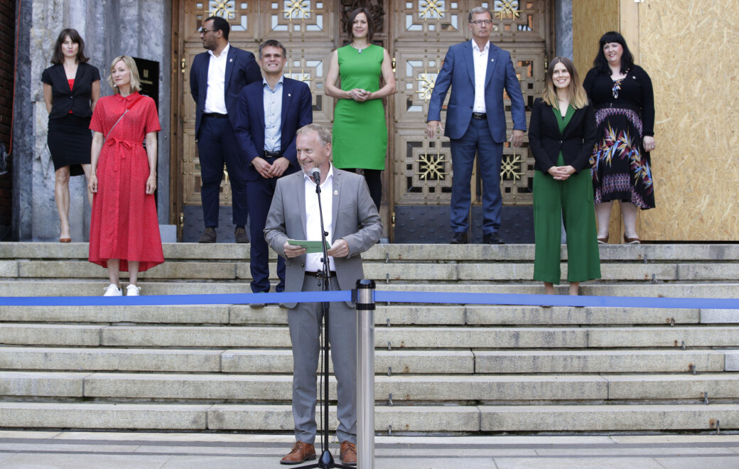 Byrådsleder Raymond Johansen presenterte torsdag sitt nye byråd. På trappa bak står (f.v.) byråd for arbeid, integrering og sosiale tjenester Rina Mariann Hansen (Ap), byråd for oppvekst og kunnskap Inga Marte Thorkildsen (SV), byråd for kultur, idrett og frivillighet Omar Samy Gamal (SV), byråd for finans Einar Wilhelmsen (MDG), byråd for byutvikling Hanna Marcussen (MDG), byråd for eldre, helse og innbyggertjenester Robert Steen, byråd for miljø og samferdsel Sirin Stav (MDG, ny) og byråd for næring og eierskap Victoria Marie Evensen (Ap). Byrådsleder Raymond Johansen presenterte torsdag sitt nye byråd. På trappa bak står (f.v.) byråd for arbeid, integrering og sosiale tjenester Rina Mariann Hansen (Ap), byråd for oppvekst og kunnskap Inga Marte Thorkildsen (SV), byråd for kultur, idrett og frivillighet Omar Samy Gamal (SV), byråd for finans Einar Wilhelmsen (MDG), byråd for byutvikling Hanna Marcussen (MDG), byråd for eldre, helse og innbyggertjenester Robert Steen, byråd for miljø og samferdsel Sirin Stav (MDG, ny) og byråd for næring og eierskap Victoria Marie Evensen (Ap).