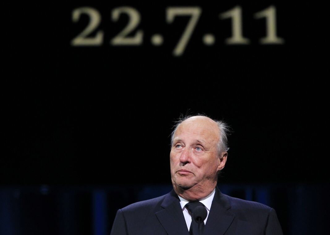 Kong Harald klarte ikke holde tilbake tårene da han talt under minnemarkeringen for 22. juli 2011. Kong Harald klarte ikke holde tilbake tårene da han talt under minnemarkeringen for 22. juli 2011.