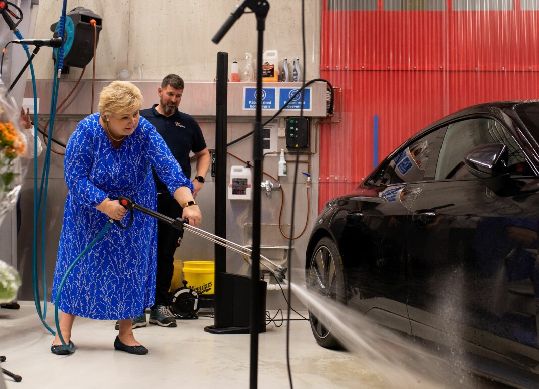 Statsminister Erna Solberg (H) hånderte høytrykksspyler som om hun aldri hadde gjort annet da Frelsesarmeens Såpa åpnet.
