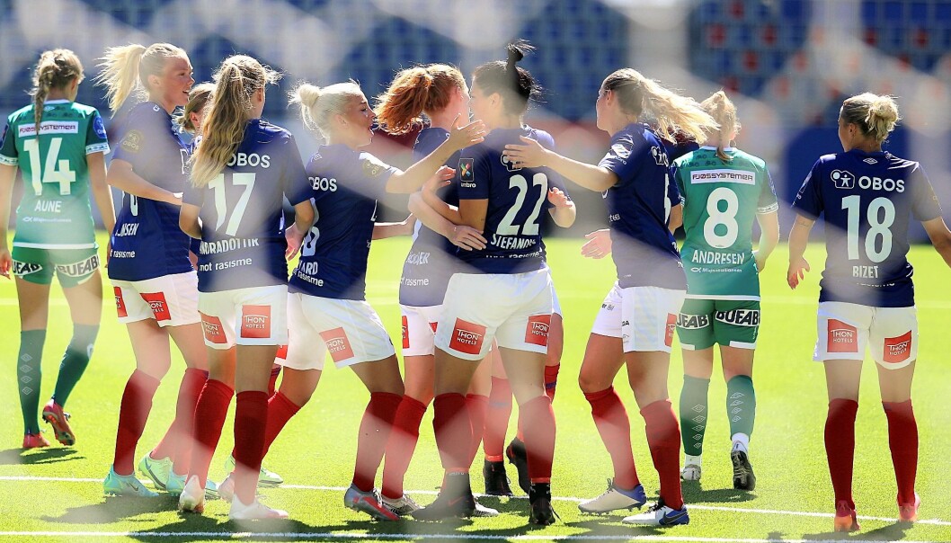 Dejana Stefanovic (i midten) gratulerers etter å ha gitt Vålerenga ledelsen 1-0. Dejana Stefanovic (i midten) gratulerers etter å ha gitt Vålerenga ledelsen 1-0.