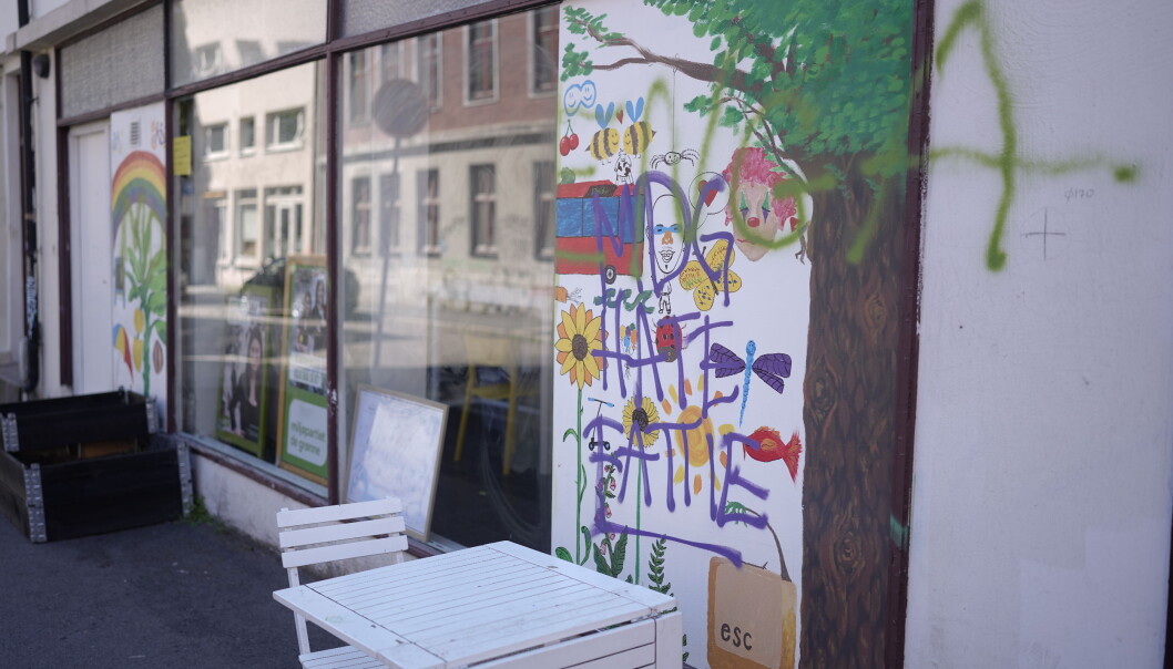 Oslo MDGs valgkamplokaler på Galgeberg i Oslo ble tagget ned lørdag. Partiet har anmeldt hendelsen til politiet. Foto: Fredrik Hagen / NTB Oslo MDGs valgkamplokaler på Galgeberg i Oslo ble tagget ned lørdag. Partiet har anmeldt hendelsen til politiet. Foto: Fredrik Hagen / NTB