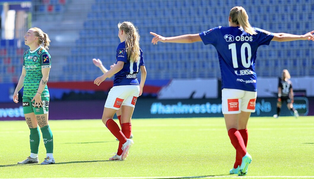 Synne Jensen og Amanda Adradottir jubler mens Klepp-spillerne fortviler i sommervarmen. Synne Jensen og Amanda Adradottir jubler mens Klepp-spillerne fortviler i sommervarmen.