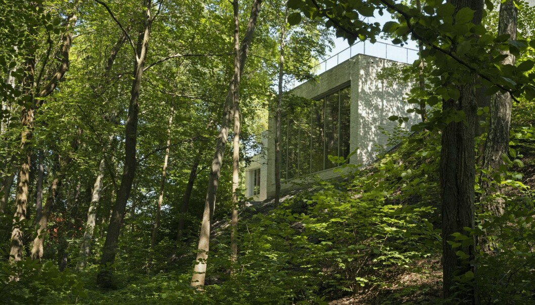 Arkitektene i Transborder Studio har prosjektert og tegnet tilbygget, som er plassert nordvest ut mot skogen på eiendommen til Villa Grande. Arkitektene i Transborder Studio har prosjektert og tegnet tilbygget, som er plassert nordvest ut mot skogen på eiendommen til Villa Grande.