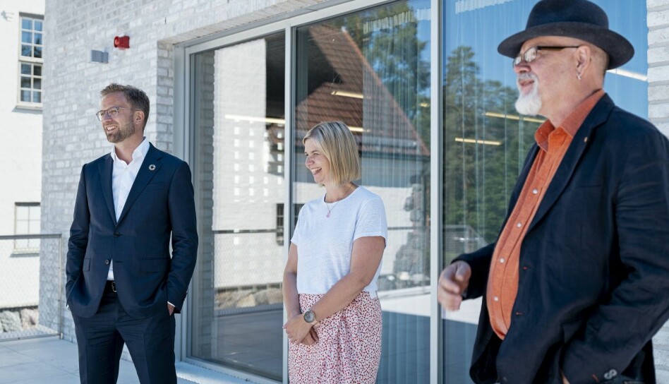 Kommunalminister Nikolai Astrup (H) og kunnskapsminister Guri Melby (V) fikk se Villa Grandes nye tilbygg for første gang torsdag 24. juni. Til høyre Statsbyggs prosjektleder Lars-Henrik Milert.
