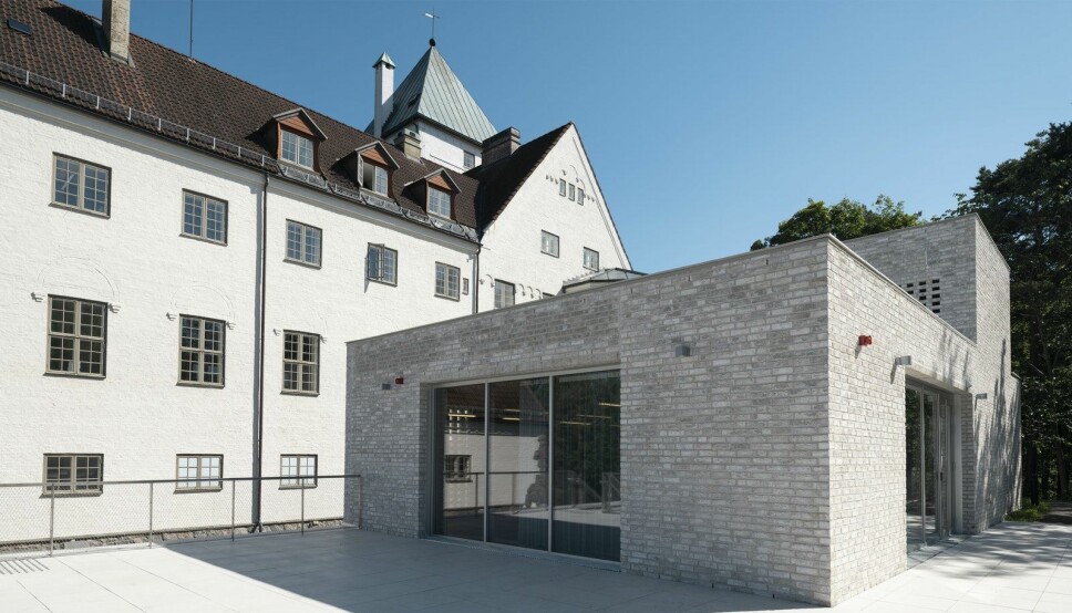 Et tilbygg på 740 kvadratmeter stort nybygg er ferdig og Holocaustsenteret åpner det til høsten. Det er arkitektene i Transborder Studio som har tegnet tilbygget.