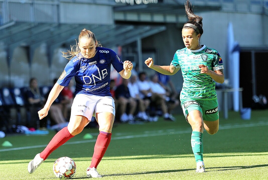 Kampens store spiller, Janni Thomsen, skapte stadig problemer for et vaklevorent Klepp-forsvar. Kampens store spiller, Janni Thomsen, skapte stadig problemer for et vaklevorent Klepp-forsvar.