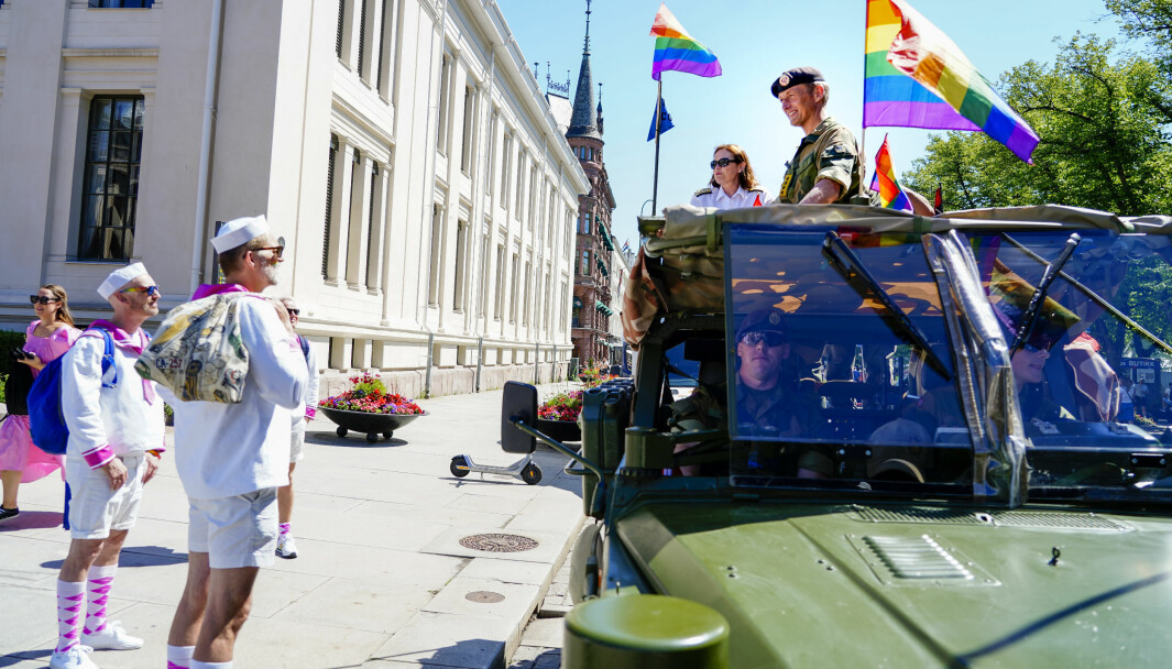 Forsvarssjef general Eirik Kristoffersen deltar i Pride Parade i Oslo sentrum lørdag. Han er den første forsvarssjefen som gjør det. Foto: Terje Pedersen / NTB